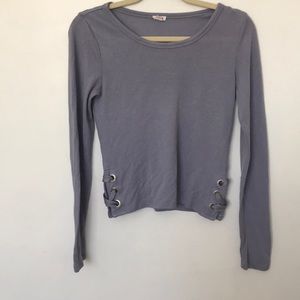 Long sleeve with crisscross on the sides